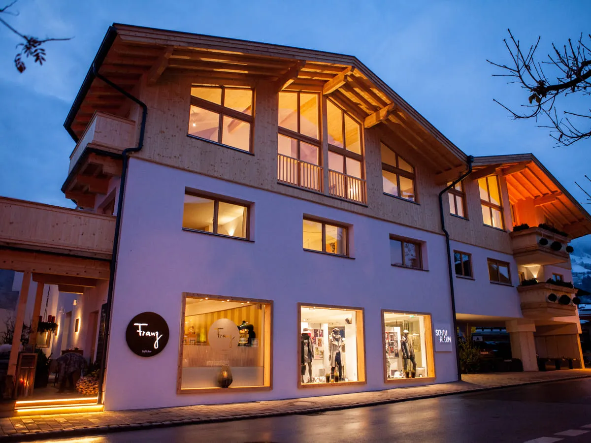 Ansicht des Gebäudes Franz bei Dämmerung, moderne Architektur mit Holzdetails